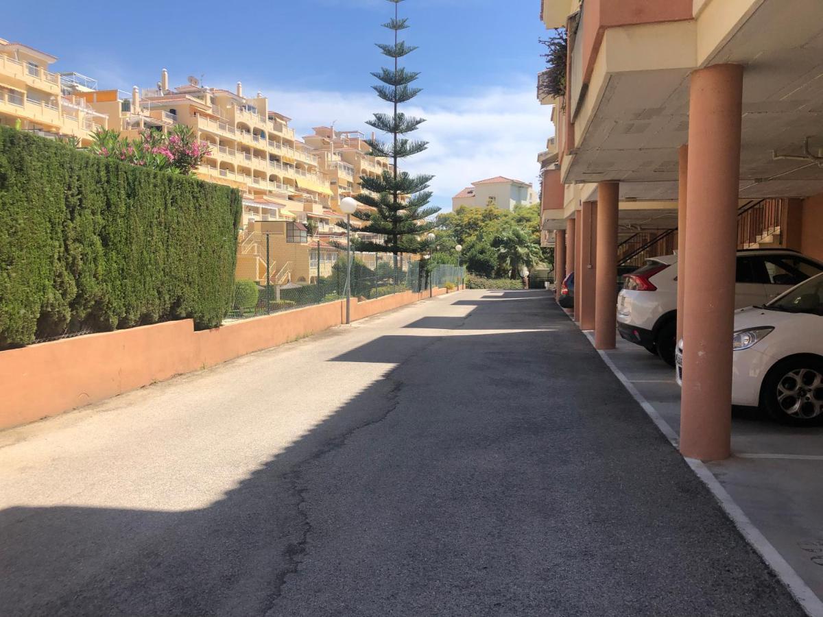 Piso En Zona Tranquila De - Torrequebrada Golf Apartment เบนัลมาเดนา ภายนอก รูปภาพ